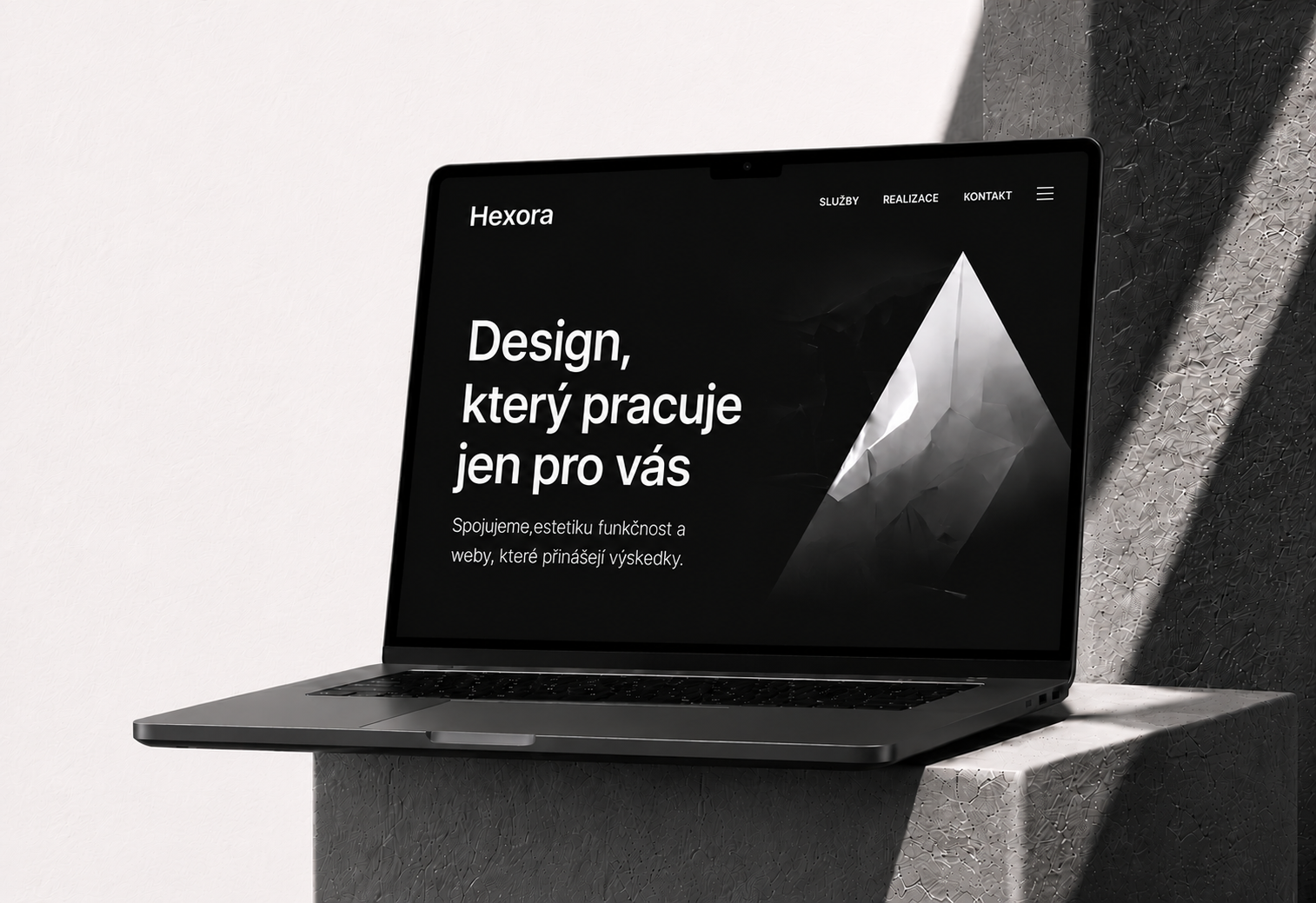 Ukázka moderního responzivního webu na notebooku – Hexora